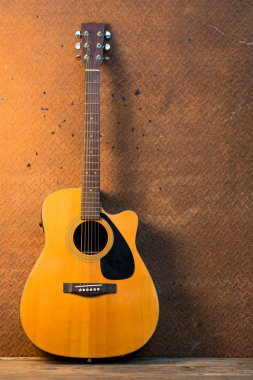 Eski çelik arka planda akustik gitar