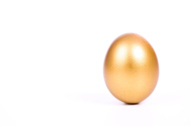 Beyaz arkaplanda altın yumurta