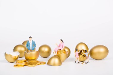 beyaz backgrund altın yumurta ile miniaure insanlar