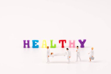 minyatür peaple sağlıklı takım çalışması Sağlıklı metin ile hastaya yardım