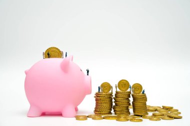 kumbara ve altın sikke, beyaz arka plan üzerinde miniatture insanlar
