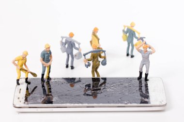 minyatür insanlar akıllı telefon çatlak onarım