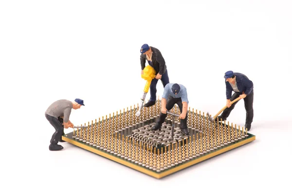 Miniature people repair cpu board, teamwork and technology concep — стоковое фото