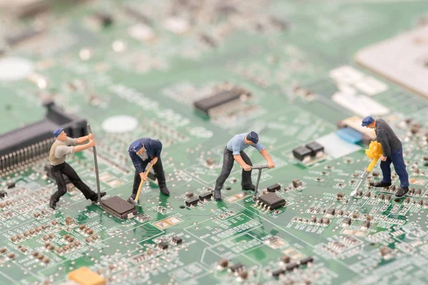 Miniature people repair cpu board, teamwork and technology concep — стоковое фото