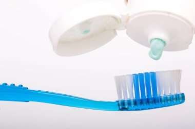 Beyaz arkaplanda diş fırçası