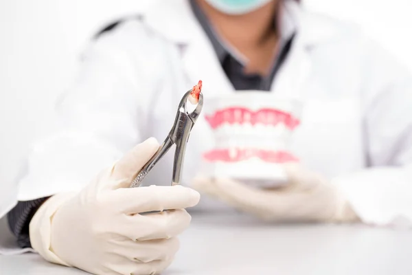  diş forceps ile çıkarılır
