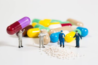 beyaz, tıbbi kavram üzerinde ilaç veya pils üzerinde minyatür insanlar