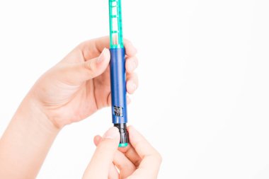 beyaz arka plan üzerinde sulin kalem el tutma