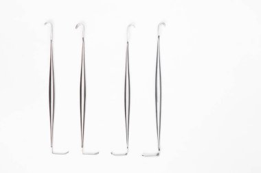 beyaz arka plan üzerinde cerrahi araç