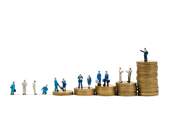 Gente de negocios en miniatura en pilas de monedas. Concepto empresarial . —  Fotos de Stock
