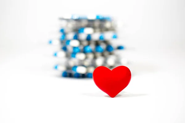 Jantung merah dengan latar belakang obat-obatan — Stok Foto