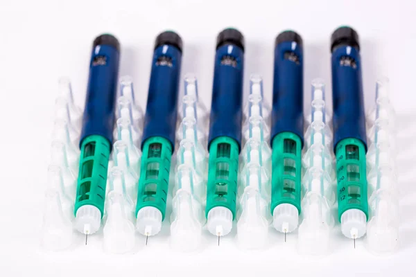 Insulinpenna med nål på vit — Stockfoto