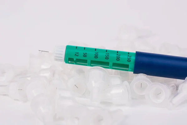 Pluma de insulina con aguja en blanco — Foto de Stock