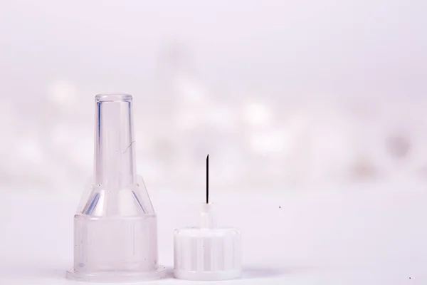 Agulha de insulina sobre fundo branco — Fotografia de Stock