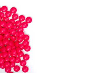 beyaz arka plan üzerinde kırmızı ilaç