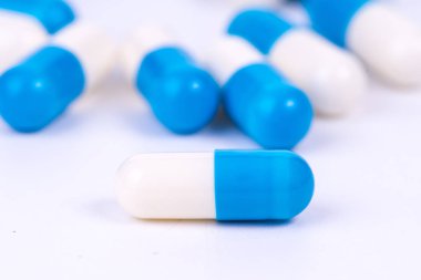 antibiyotik beyaz ve mavi kapsül kadar yakın