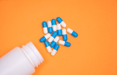 şişeden düşen antibiyotik tıbbi ilaç kapsülü 