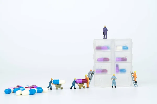 Miniature personnes witn drogue dialy conteneur sur fond blanc — Photo