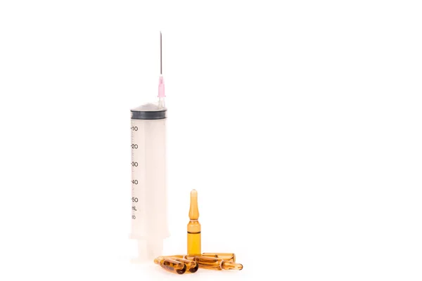 Medizinische Ampullen mit Spritze isoliert auf weißem Hintergrund — Stockfoto