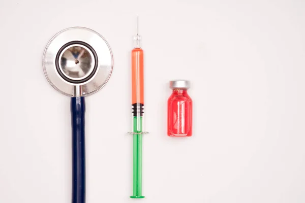 Tıbbi alet veya tıbbi malzeme, stetoskop, şırınga — Stok fotoğraf