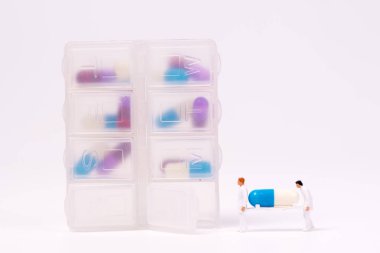 minyatür insanlar ve tıbbi ilaç konteyner günlük