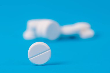 mavi arka plan üzerinde beyaz tıbbi ilaç