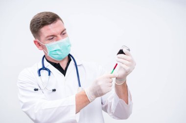 Doktor enjeksiyon yapmaya hazırlanın