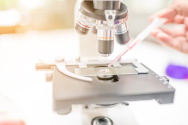 Laboratuvar odasında masada mikroskop 