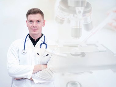 Laboratuvar donatımı ile laboratuvar odasında masada mikroskop