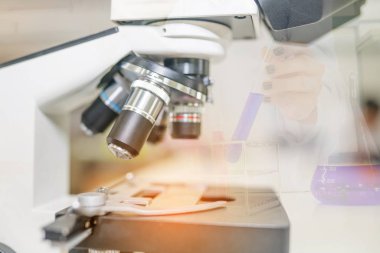 Tepside renkli kimyasal test tüplerinin yakın çekim 