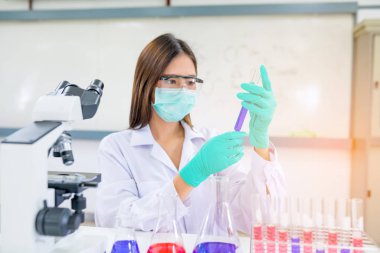 Laboratuvar da mikroskop la çalışan doktor kadın veya kimyager r