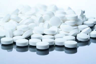 siyah arka plan ve yansıma üzerinde beyaz tıbbi tablet