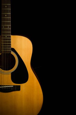 Kopyalama alanı ile siyah bir arka plan üzerinde akustik gitar