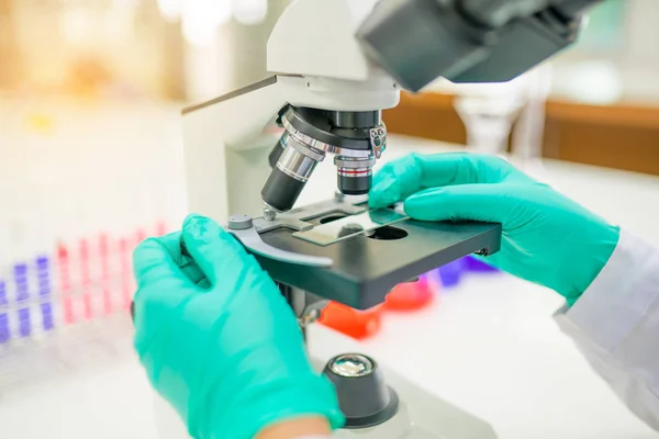 Mujer doctora o química que trabaja con microscopio — Foto de Stock