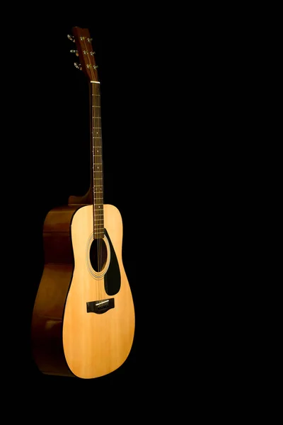 Guitare acoustique sur fond noir avec espace de copie — Photo