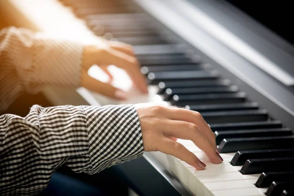 Piyano çalarken el ele tutuşun