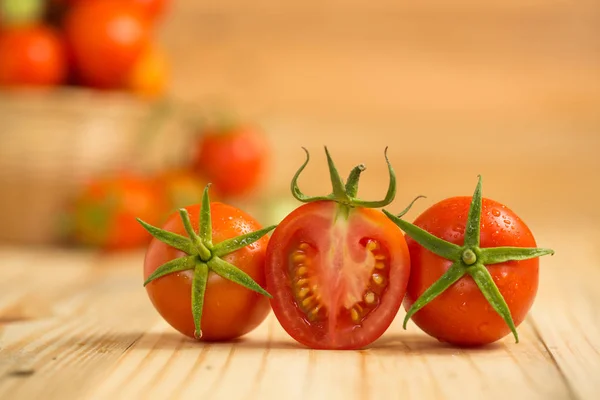 Tomate fresco sobre fondo de madera — Foto de Stock