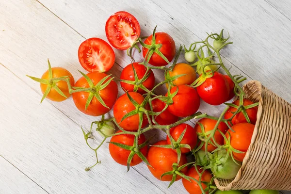 Tomate fresco sobre fondo de madera — Foto de Stock