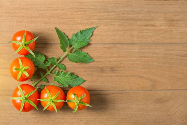 Tomate fresco sobre fondo de madera — Foto de Stock