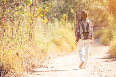 Kadın turist sırt çantası içinde doğa ile