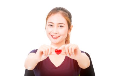 Kadın elinde kırmızı kalp sembolü