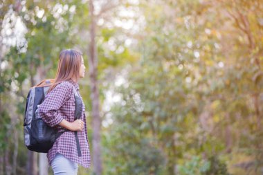 Kadın turist sırt çantası içinde doğa ile