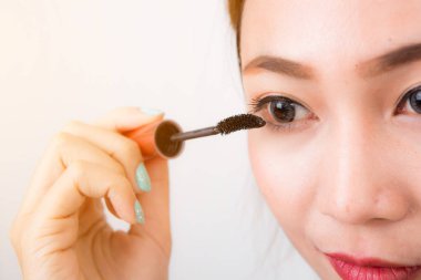 mutlu genç gülümseyen kadın kozmetik fırça ile