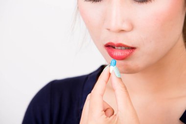 Genç kadın su, sağlık ve cam ile hap veya ilaç alarak 