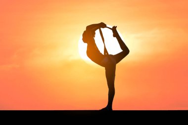 gün batımı veya gündoğumu arka plan ile kadın uygulama yoga silueti