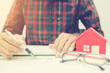 masasında çalışan mühendis