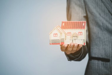 küçük bir ev tutan otobüs adam