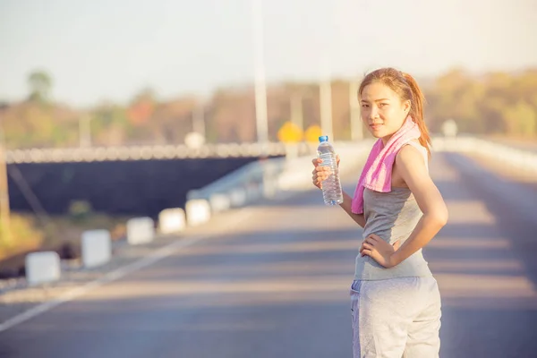 Ritratto di giovane donna che beve acqua dopo lo sport — Foto Stock