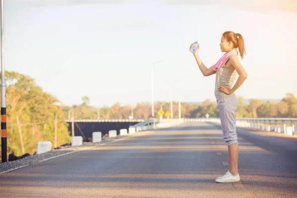 Spor sonrası içme suyu genç kadının portresi — Stok fotoğraf