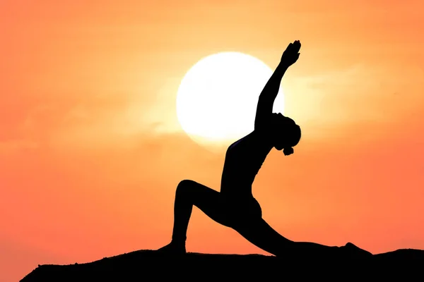Silhouette Donna Pratica Yoga Con Tramonto Alba Sfondo — Foto Stock